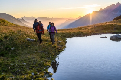 Bild: Wandergruppe unterwegs bei Sonnenaufgang
