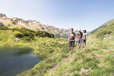 Bild: Hikers exploring alpine trails in St. Anton am Arlberg during summer