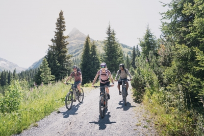 Bild: Cyclists riding through the mountains of St. Anton am Arlberg