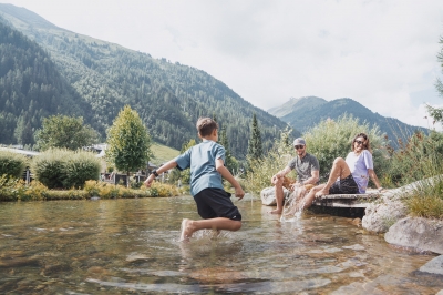 Bild: Family hiking adventure in Tyrol during summer