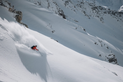 Bild: Freeride skier enjoying fresh powder snow in the Arlberg ski region