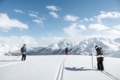 Bild: Skier in untouched deep powder with spectacular Alpine mountain scenery