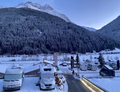 Bild: Wintercamping at Arlberg, snow covered campsite.