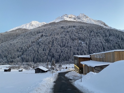 Bild: snow covered mountains are surrounding Camping Arlberg