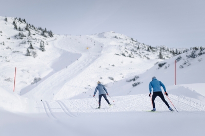 Bild: Cross-country skiing in Pettneu am Arlberg with panoramic mountain views