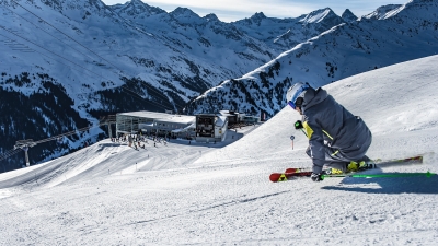 Bild: Skier on a freshly prepared piste in St. Anton am Arlberg under clear blue skies