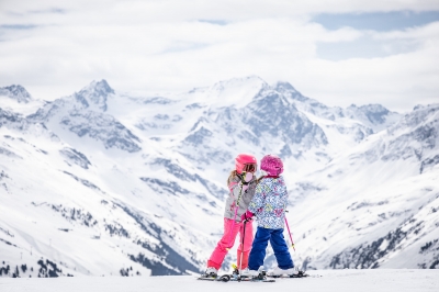 Bild: Family and children having fun in the snow during a winter holiday in Tyrol