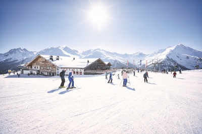 Bild: Winter panorama of the Arlberg with snow-covered mountains and view
